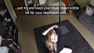 Blond sateng spretter rumpa på stor pikk