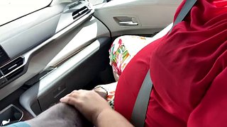 Büyük göt büyük göğüsler MILF anne arabada halka açık yerlerde mastürbasyon yapıyor ve zenci adam tarafından parmaklanıyor - sıcak azgın seksi ssbbw