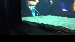 ブロンドのガールフレンドは夫にとても素敵な足コキです