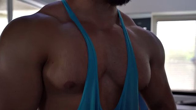 Muscles fetish twink deep throats muscular guy from the gym