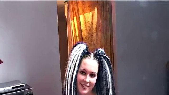 Adolescente olandese dai capelli selvaggi succhia il cazzo e fa un pompino