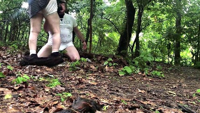 Fangen moden blowjob i skogen
