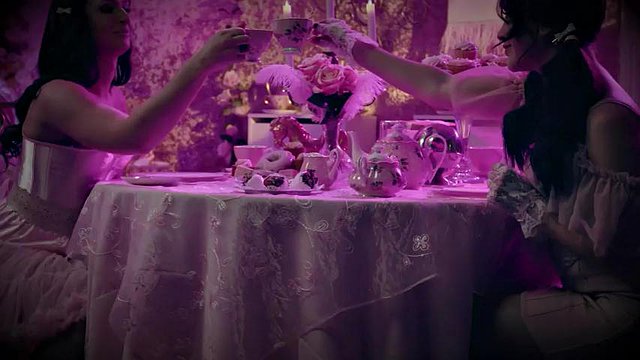 DEVILS FILM - La splendida trans Emma Rose si fa scopare il culo stretto prima di farsi venire in bocca
