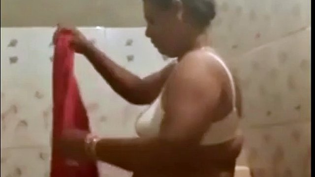 Desi aunty spied while washing her chubby body