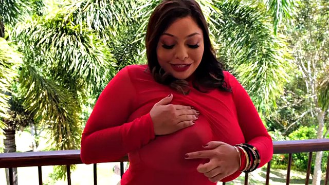 Huge tits on the move with Sofia Damon