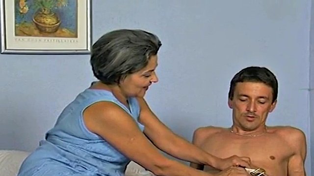 جدة شيب الشعر وشاب