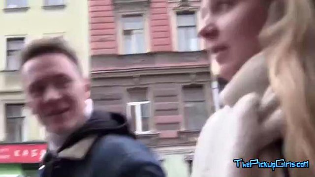 Petite brune russe en bas : porno amateur, ado et plan à trois