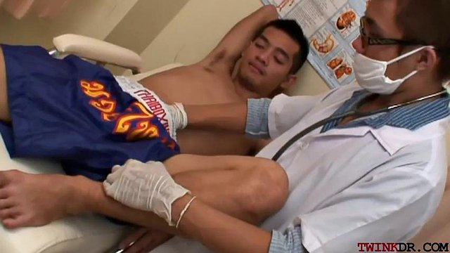 Asiatischer Patient wird von seinem Arzt doggystyled