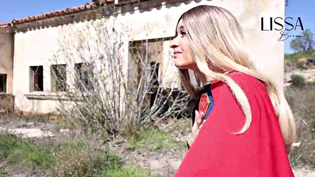 Jakter og lurer Supergirl til å ha sex med henne