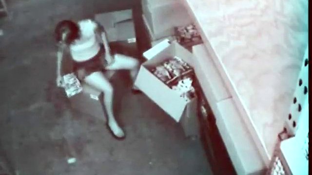 una ragazzina cattiva viene beccata a masturbarsi da telecamere nascoste