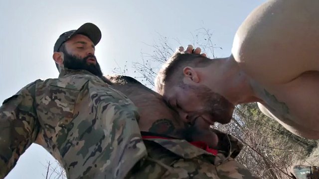 Cazador dominante en uniforme a pelo al aire libre