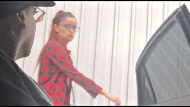 Paja arriesgada dentro del auto para estudiante en público