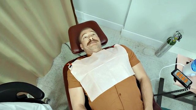 Troia dentista ninfomane cavalca un cazzo nel culo