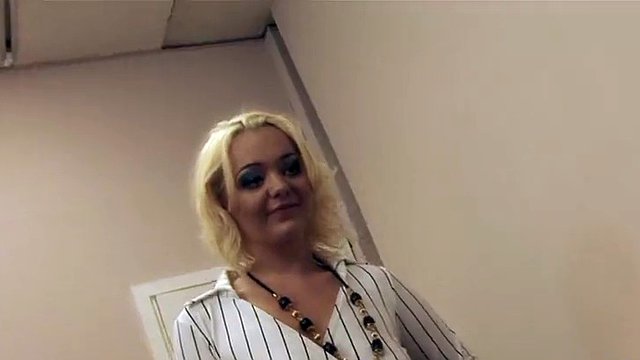La segretaria bionda viene disciplinata dal suo capo lesbico con un grosso strapon per la gonna