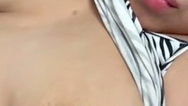 Mutter melkt ihre große Brustwarze mit Milch ab