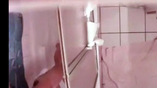 benim üvey kız kardeşim onu ​​kedi tıraş casusluk