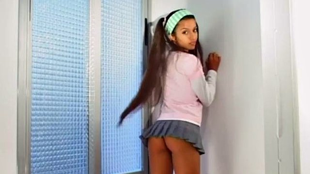Adolescente Latina se dedilha no POV