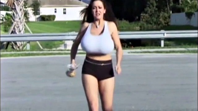 jogger med store sprettende pupper