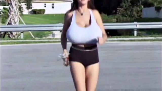 巨大な跳ねるおっぱいを持つジョガー