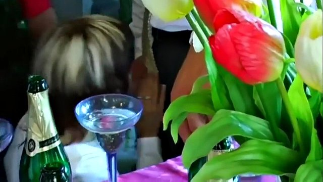 Mamá caliente recibe una enorme polla por el culo mientras grita por ir a lo más profundo con un enorme creampie en el culo