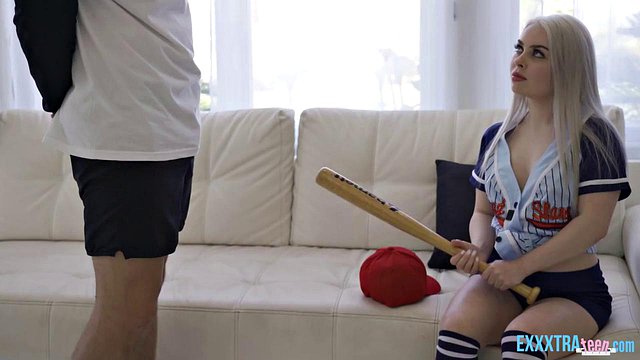 Sarışın Genç Haley Spades Onu Sert Dick Billy Boston Tarafından İyi Dövülerek Alır