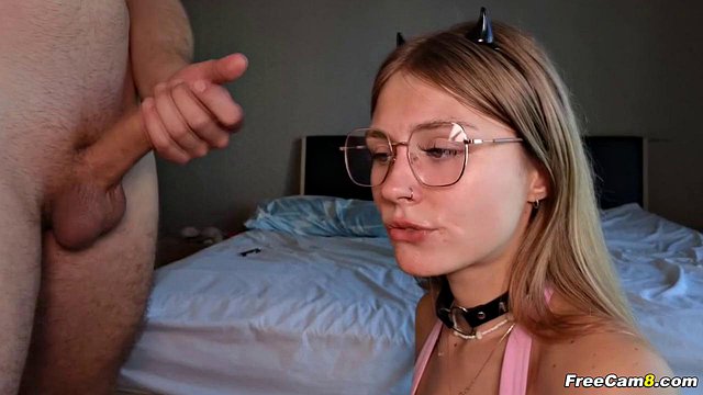 Loira de peitos pequenos de óculos dá cabeça ao namorado e engole porra