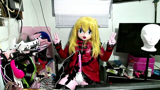 Kigurumi in Latex, Sissy-Dienstmädchen-Atemspiel und Vibrator