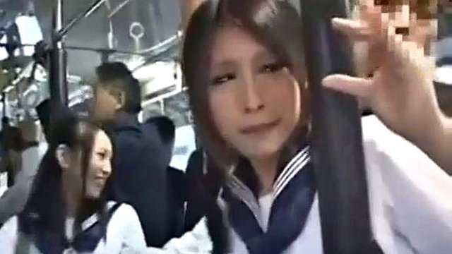 Meninas asiáticas em um ônibus