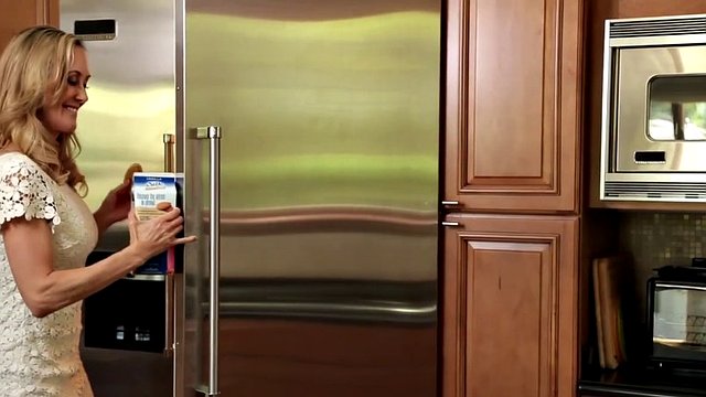 mamá acariciando suavemente a su fría hija