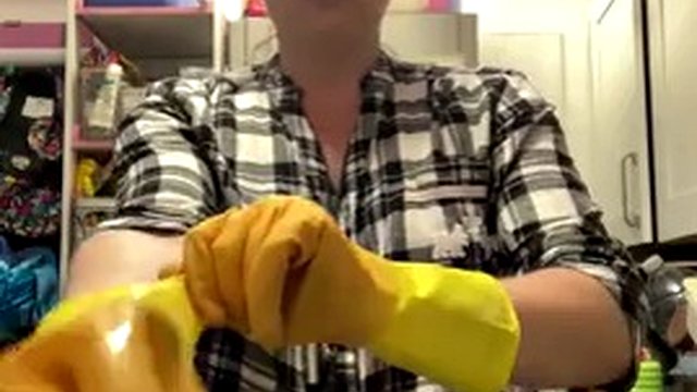 주문하다! 고무장갑을 끼고 토플리스 옷을 세탁한다
