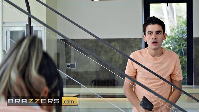 BRAZZERS - Smoking Hot Busty Babe Citah najde útěchu na svých dvou spolubydlících velkých tvrdých kohoutech