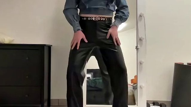 Sissy in Lederschlaghosen und Jeansbluse