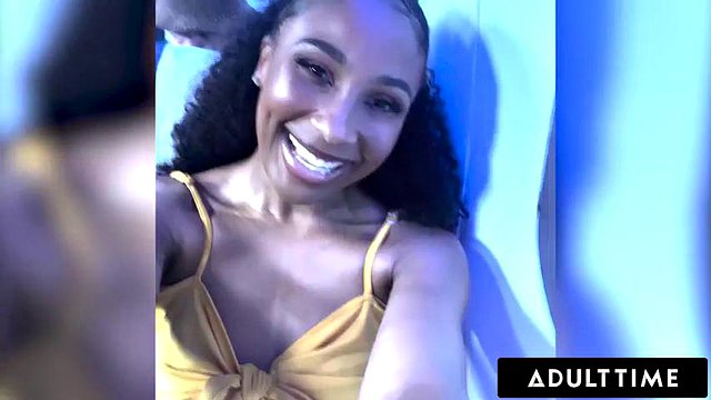 HORA DO ADULTO - Olivia Jay mostra peitos e dedos buceta no avião! É pego e fodido duramente pelo companheiro de assento