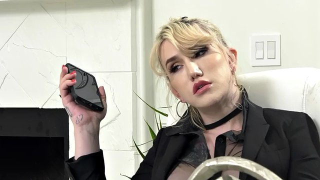 Tattooed trans babe in black stockings fucked with glasses and without a condom