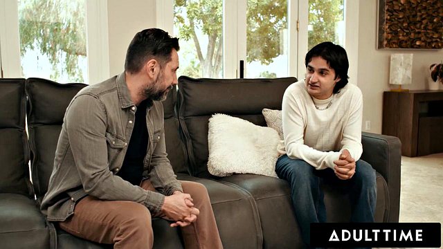 Jomfrugutt kobles sammen med stefar for å slå kåte stemor med bind for øynene Dana Vespoli i