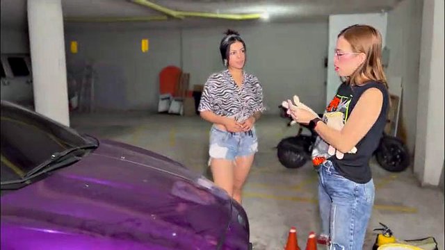 Eu fodo o cliente como parte do pagamento para eu consertar o carro dele - sexo lésbico