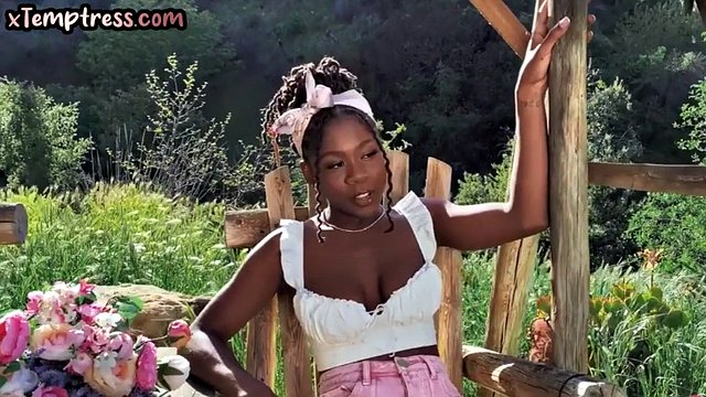 Una grande ragazza da sola si sditalina la figa nera all'aperto in macchina