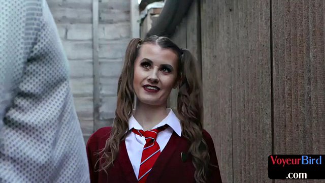 İngiliz Collegeuniform röntgenci açık havada gerizekalı olan adamla dalga geçiyor