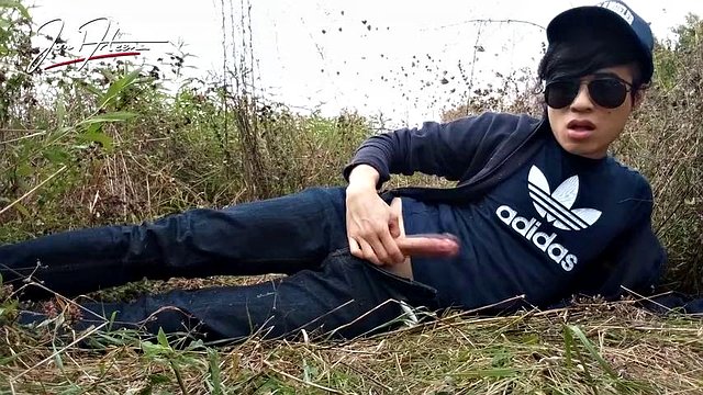 Il simpatico twink gay asiatico Jon Arteen parla francese scende il suo pene liscio sotto la pioggia, lubrizzato con le sue gemiti di saliva eiaculate