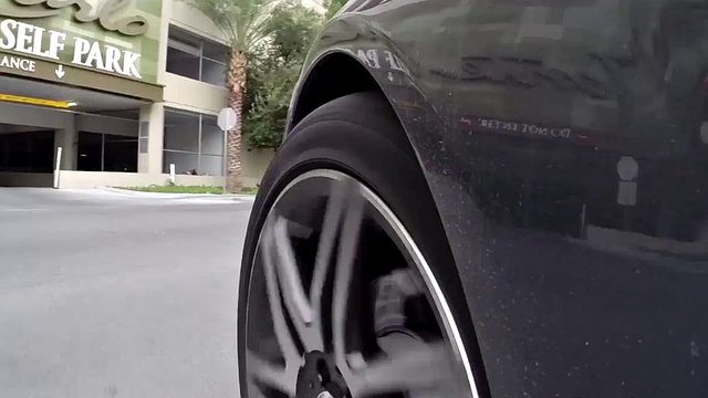 to lesbiske damer som erter fitta og har det gøy på den tomme parkeringen