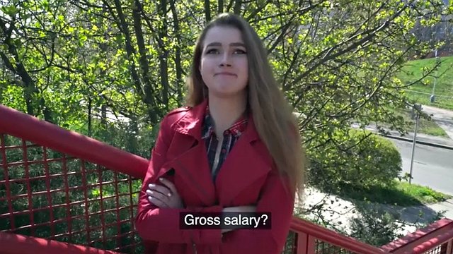 Une salope publique plaît à une bite dans la salle de bain avec une gorge profonde en POV