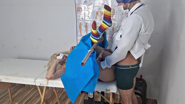 우둔한 브라질 산부인과 의사가 비밀 캠에 환자를 성교시킵니다.