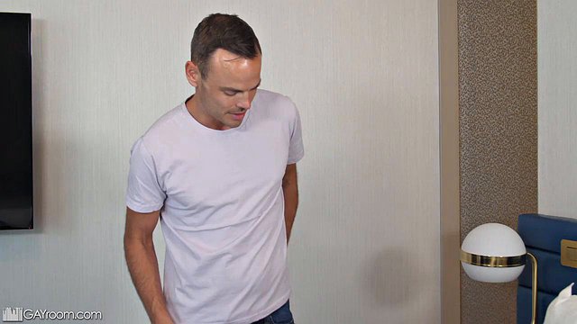 Hermanastro gay desconsolado