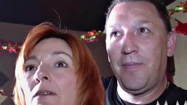 Un club di scambisti su una sexyen si diverte moltissimo