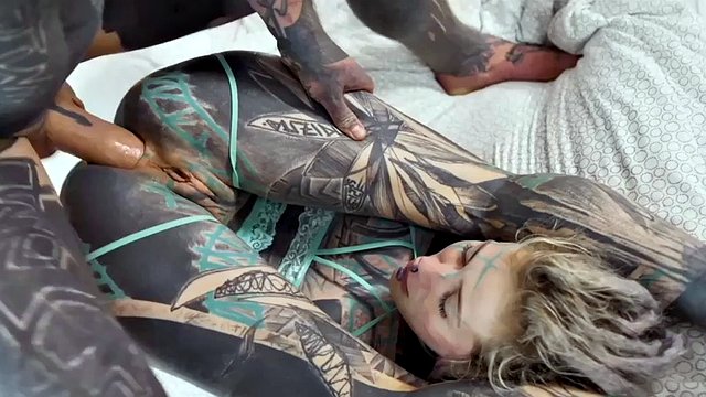 Chica tatuada Anuskatzz follada hasta el fondo de su culo