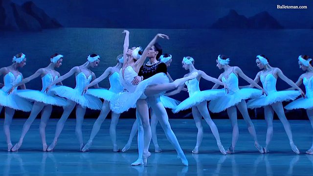 ballet suspendu : le lac des cygnes