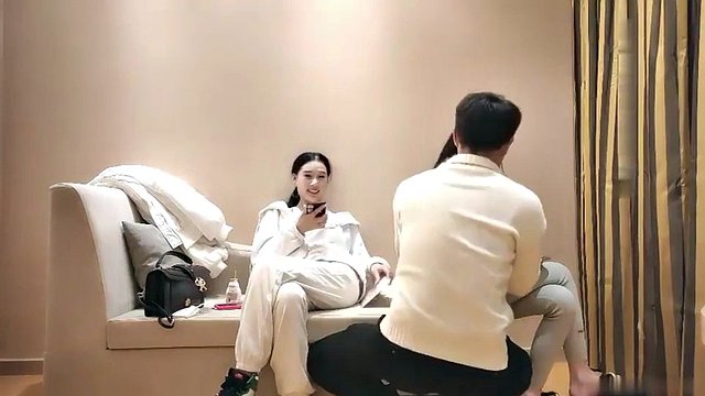 [Yidi Xunhua] Tonight, we have a two-parter. The goddess with a celebrity face, a model, and a beautiful figure work together in perfect harmony 2