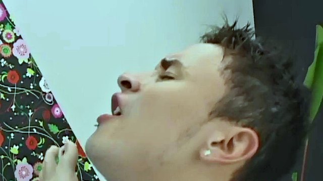 Amatør spansk twink knuller BFs rumpa til cumshot hjemme