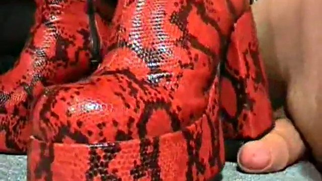 Pisotear la polla con bota roja (editar)