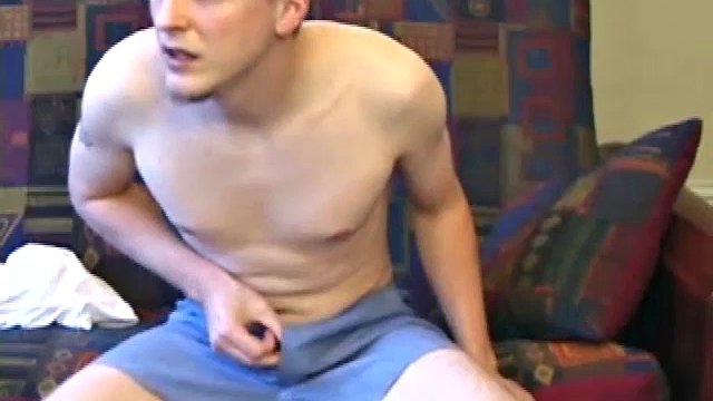 Ethan è un liscio ragazzo skater con un impressionante cazzo venoso che spunta dai suoi boxer. Mentre si masturba, non usa quasi mai i classici colpi, preferendo manipolare il suo enorme cazzo in una varietà di modi interessanti.